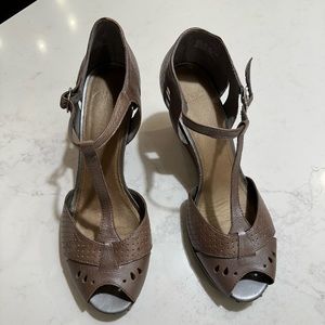 Clark’s size 9 wedge sandal champagne brown color